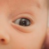 どんな世界を見ているの？赤ちゃんの視力の発達と気になる疑問